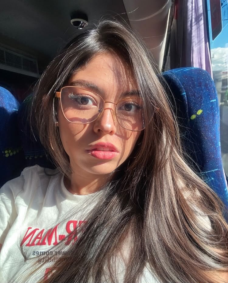 Karla Brenes Coronado, a sus 23 años, la estudiante de Psicología del Campus Omar Dengo obtuvo el mejor promedio de la licenciatura en Psicología, mejor promedio de grado, mejor promedio de la Facultad de Ciencias Sociales, y mejor promedio de todas las carreras de la UNA.