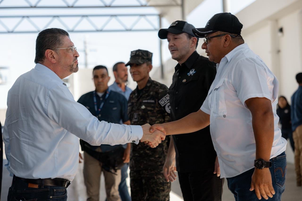 Imágenes de la visita del presidente Rodrigo Chaves al Centro de Confinamiento del Terrorismo (CECOT) de El Salvador.