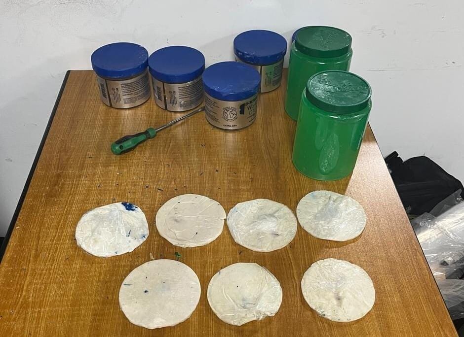 Un agente canino del Servicio de Vigilancia Aérea (SVA) descubrió droga oculta en tapas de productos cosméticos como geles y cremas; además, en gomitas contaminadas con marihuana. Foto: MSP