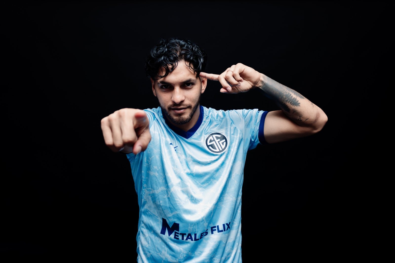 Sporting FC anunció oficialmente el fichaje del defensor mexicano Eduardo Pastrana.