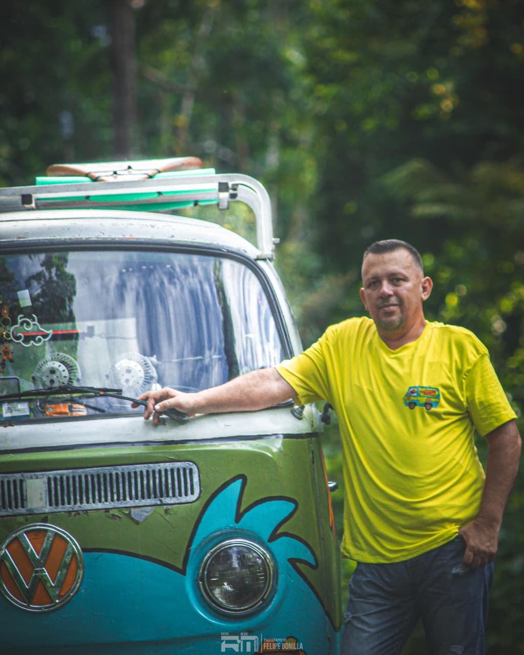 El guapileño Johan Quesada Quirós transformó en La Máquina del Misterio de la fábula Scooby Doo una Volkswagen Combi de 1971 con pintura hecha por él mismo y la usa todos los días para ir a trabajar.