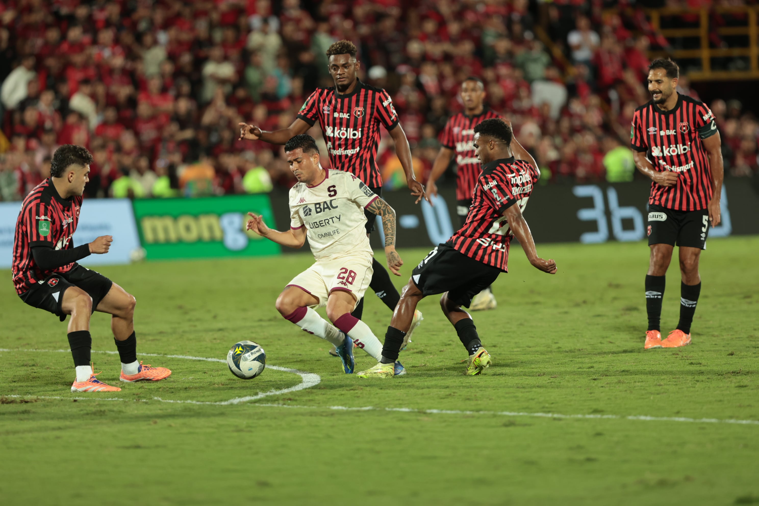 20/12/2025/ partido de ida entre Liga Deportiva Alajuelense vs Saprissa por el partido de vuelta de la final del Torneo apertura de la Liga Promerica 2025 en el estadio Alejandro Morera Soto / foto John Durán