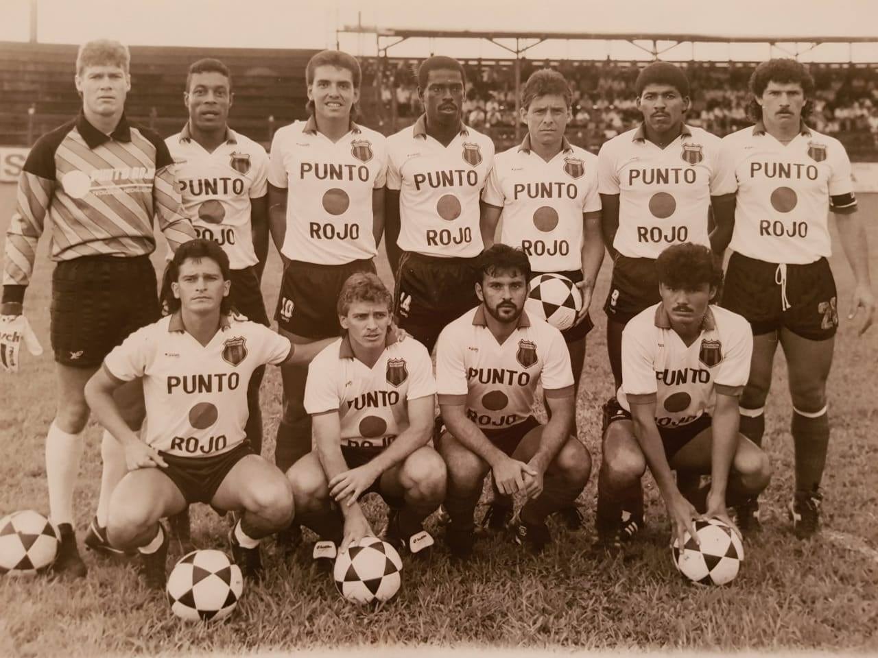 Ese fue el equipo titular de la Liga en la jornada de apertura del campeonato 1989-1990. De pie: Alejandro González, Hernán Fernando Sosa, Juan Carlos Arguedas, Gilberto Rhoden, José Carlos Chaves, Austin Berry y Mauricio Montero. De cuclillas: Luis Raquel Ledezma, Óscar Ramírez, Álvaro Solano y Óscar Valverde. Fotografía: Alajuelense.com