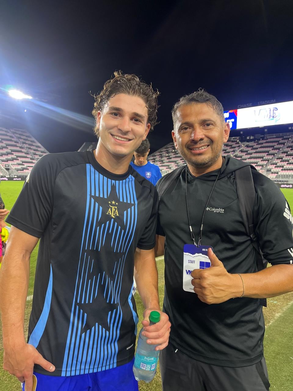 Gilbert Chaves estuvo cerca de llegar al fútbol profesional, pero la vida le tenía preparado otro camino; hoy es camarógrafo titular de la FIFA y le agradece a sus papás cada paso que dio para cumplir el sueño. En la foto con el seleccionado argentino Julián Álvarez.