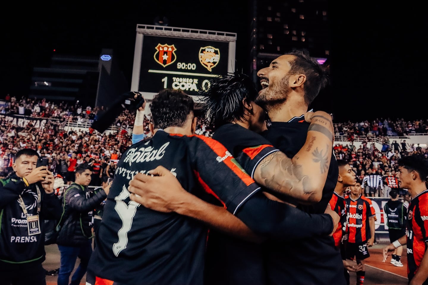 Celso Borges, Diego Campos y Gullermo Villalobos se funden en un abrazo cargado de júbilo, luego de que Liga Deportiva Alajuelense logró el bicampeonato en el Torneo de Copa.