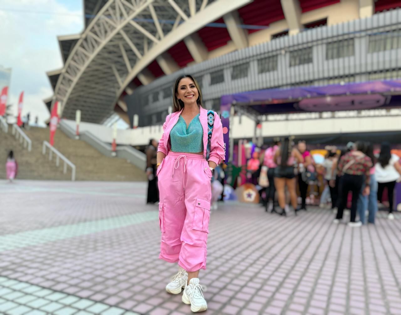 Natalia Monge con su vestimenta colorida, lista para el concierto de Karol G.