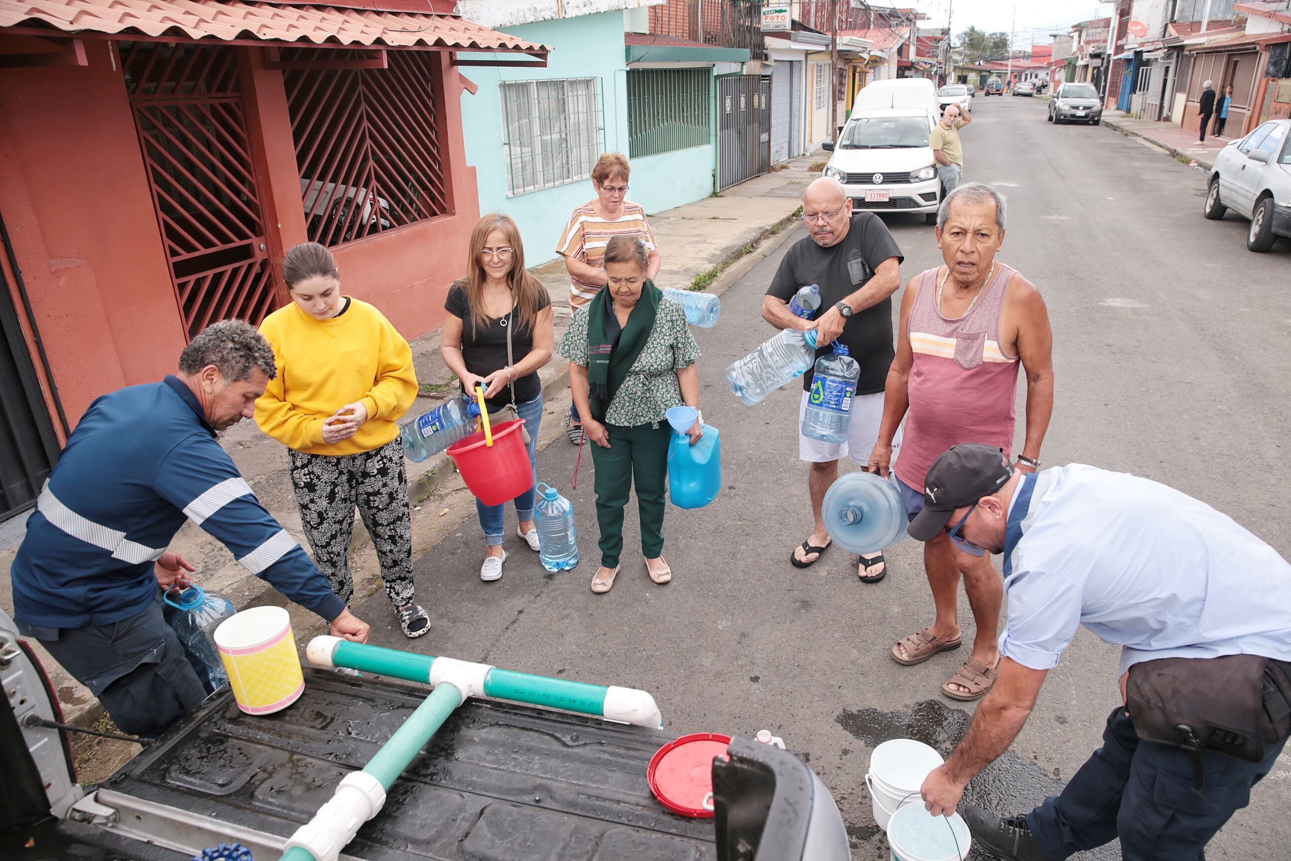 26/01/2024/ Contaminación del agua en Tibás, Moravia Guadalupe afecta a vecinos y comercio, funcionarios del A&A suministran agua en Calle Blancos / foto John Durán