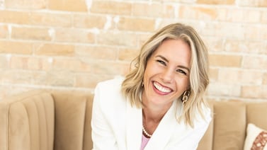 Detienen por supuesto abuso infantil a famosa youtuber que daba consejos de cómo criar hijos