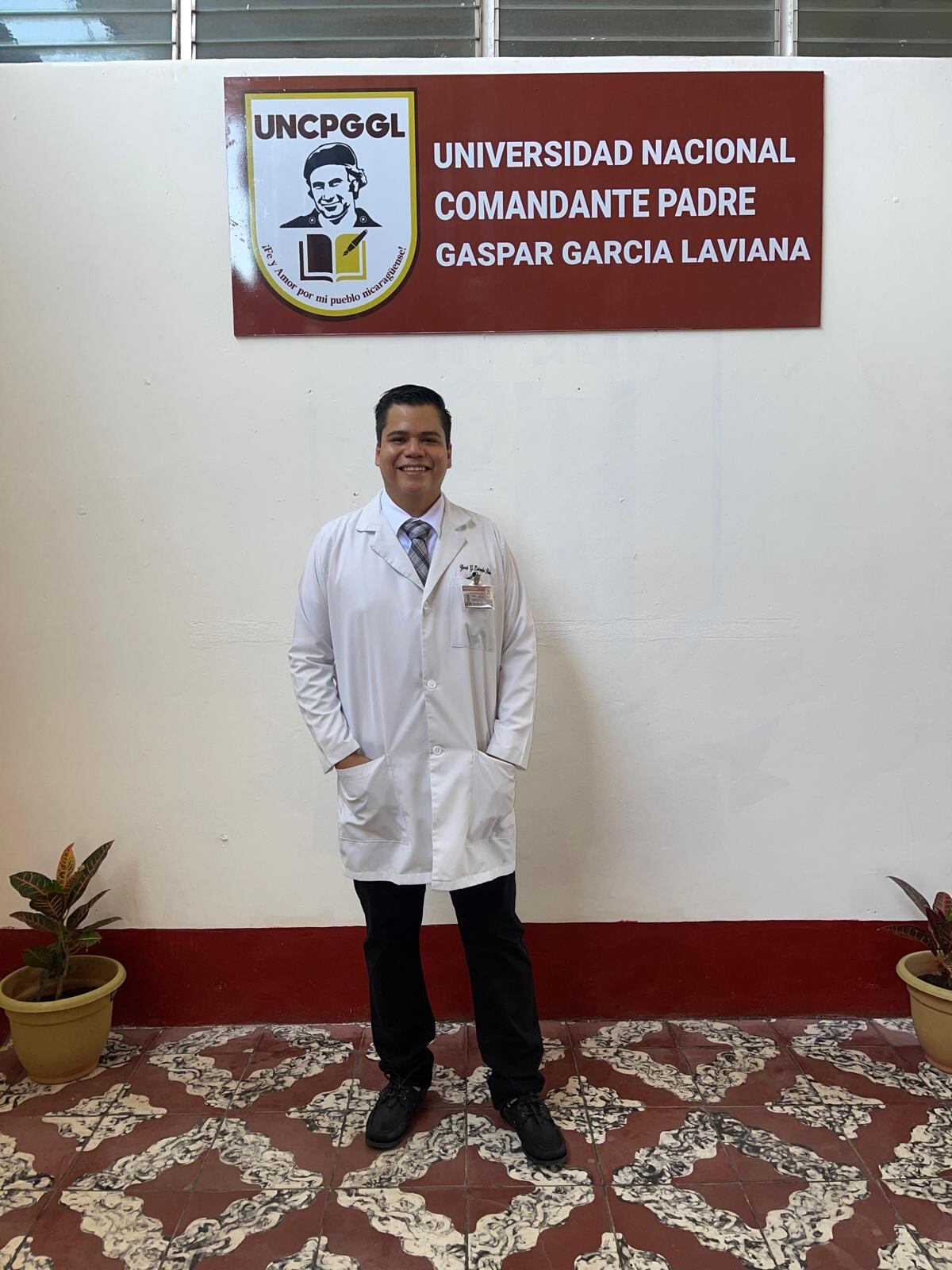 El joven médico Yerri Estrada, quien nació en Costa Rica, lleva más de 50 días detenido en Nicaragua. Su familia pide por su liberación.