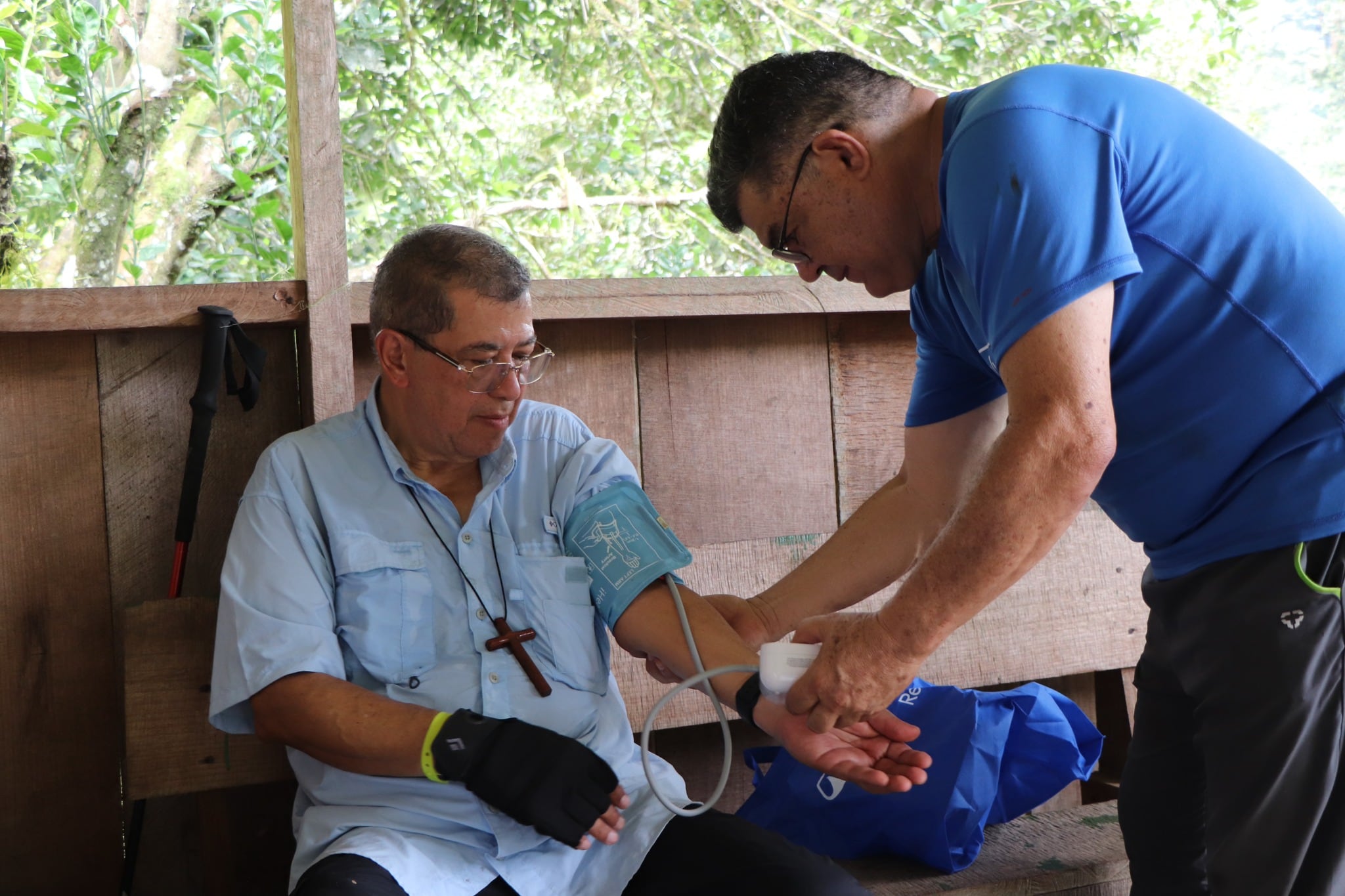 El obispo de Limón, monseñor Javier Román Arias, sobrevivió a un infarto masivo fulminante que lo llevó a una cirugía urgente el pasado 25 de octubre. Cinco meses después, su historia conmueve en Semana Santa.