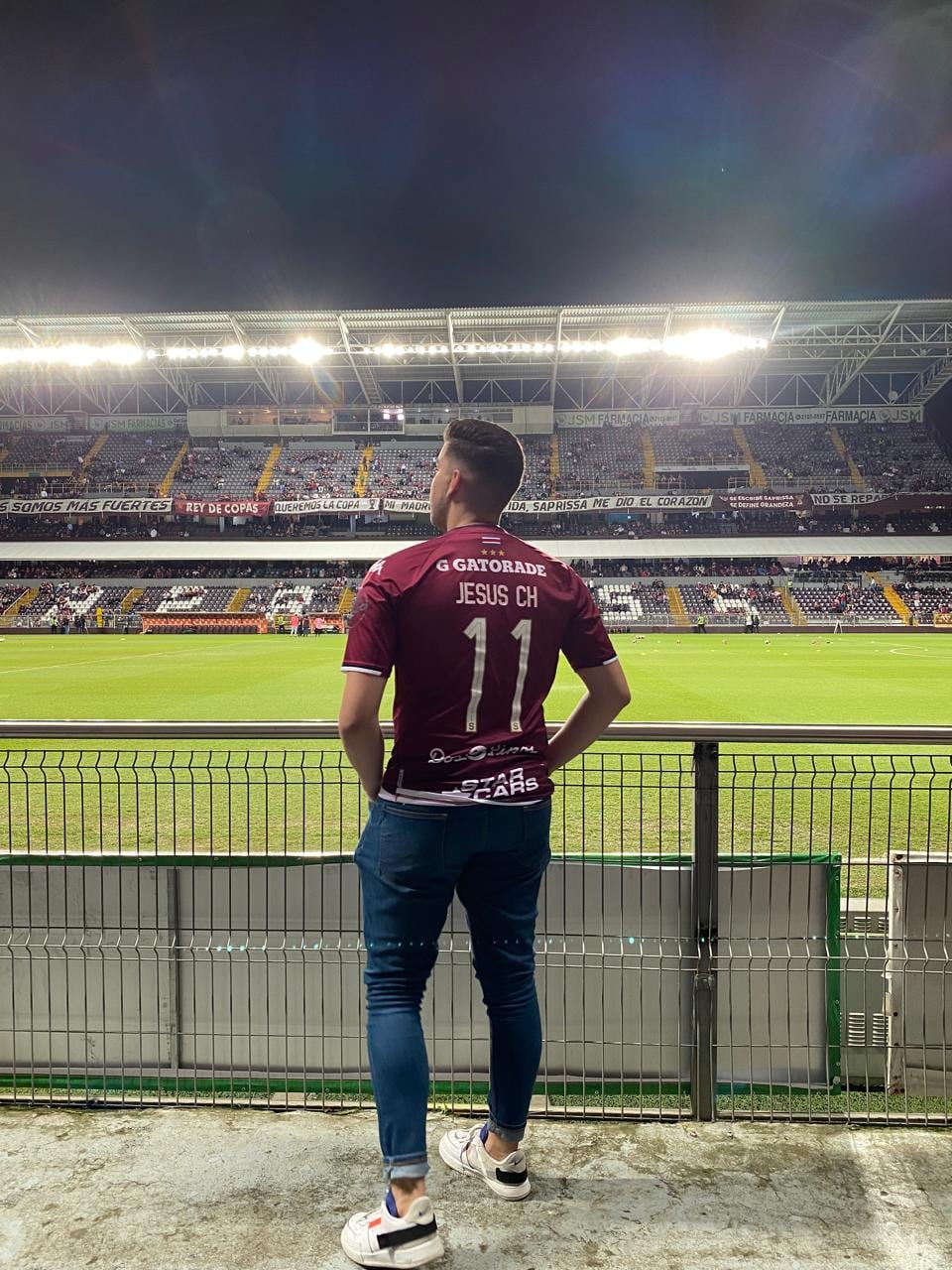 Jesús Chacón Chavarría tiene 9 meses de trabajar en Noticias Repretel y es un morado “a muerte”