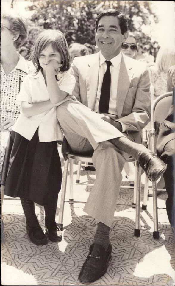 El expresidente Óscar Arias Sánchez, publicó una foto el 9 de noviembre del 2021, en la cual sale él junto a una niña, cuando fue presidente entre 1986 y 1990, pero no sabe quién es la niña y le gustaría encontrarla.