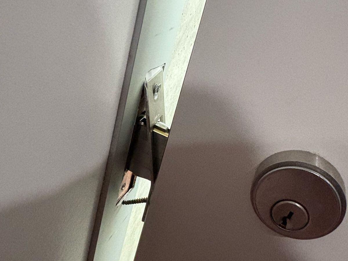 Oficialismo no ha recibido una respuesta clara de qué fue lo que pasó con la puerta.