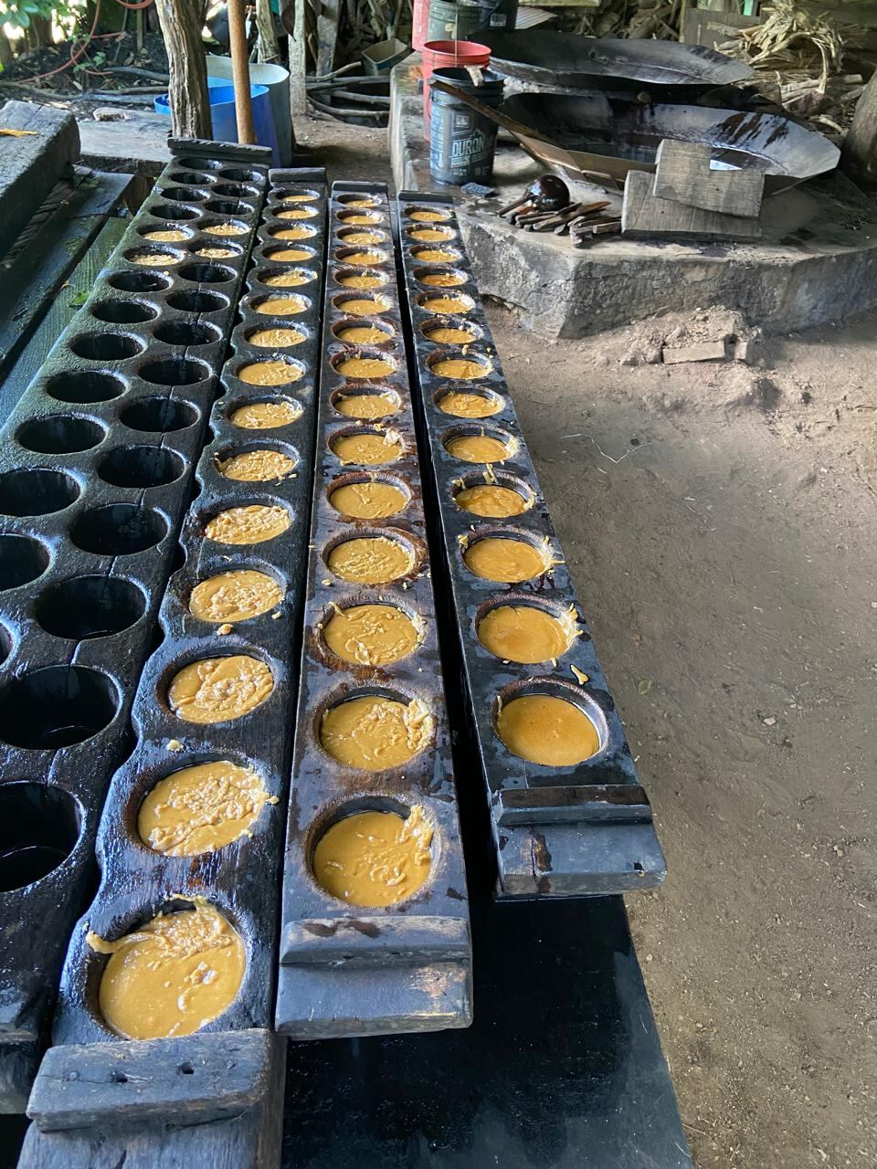 Un trapichero tico de la pura cepa, junto a sus tres hermanos, siguen trabajando en el trapiche que heredaron de su papá, quien lo heredó del suyo. Es un trapiche en Atenas que tiene más de 100 años de funcionar sin parar. Iván, Greivin, Célimo y Berny Alpízar Arce, son los cuatro hermanos que no le aflojan al “Trapiche Don Uriel”.