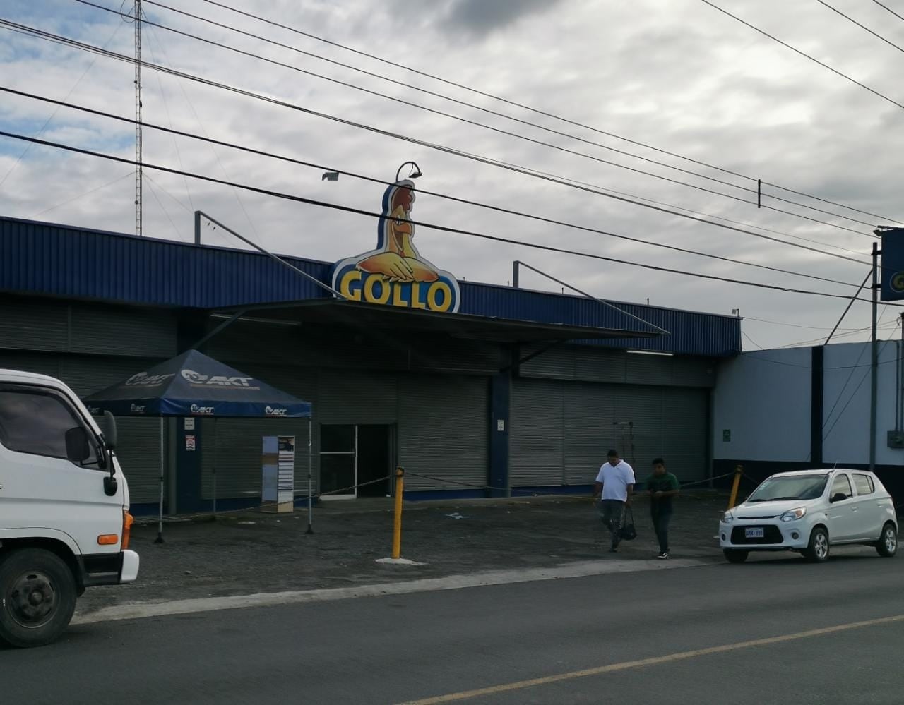 Roban 95 celulares y 11 computadoras de almacén Gollo en Guápiles. Foto Reyner Montero.