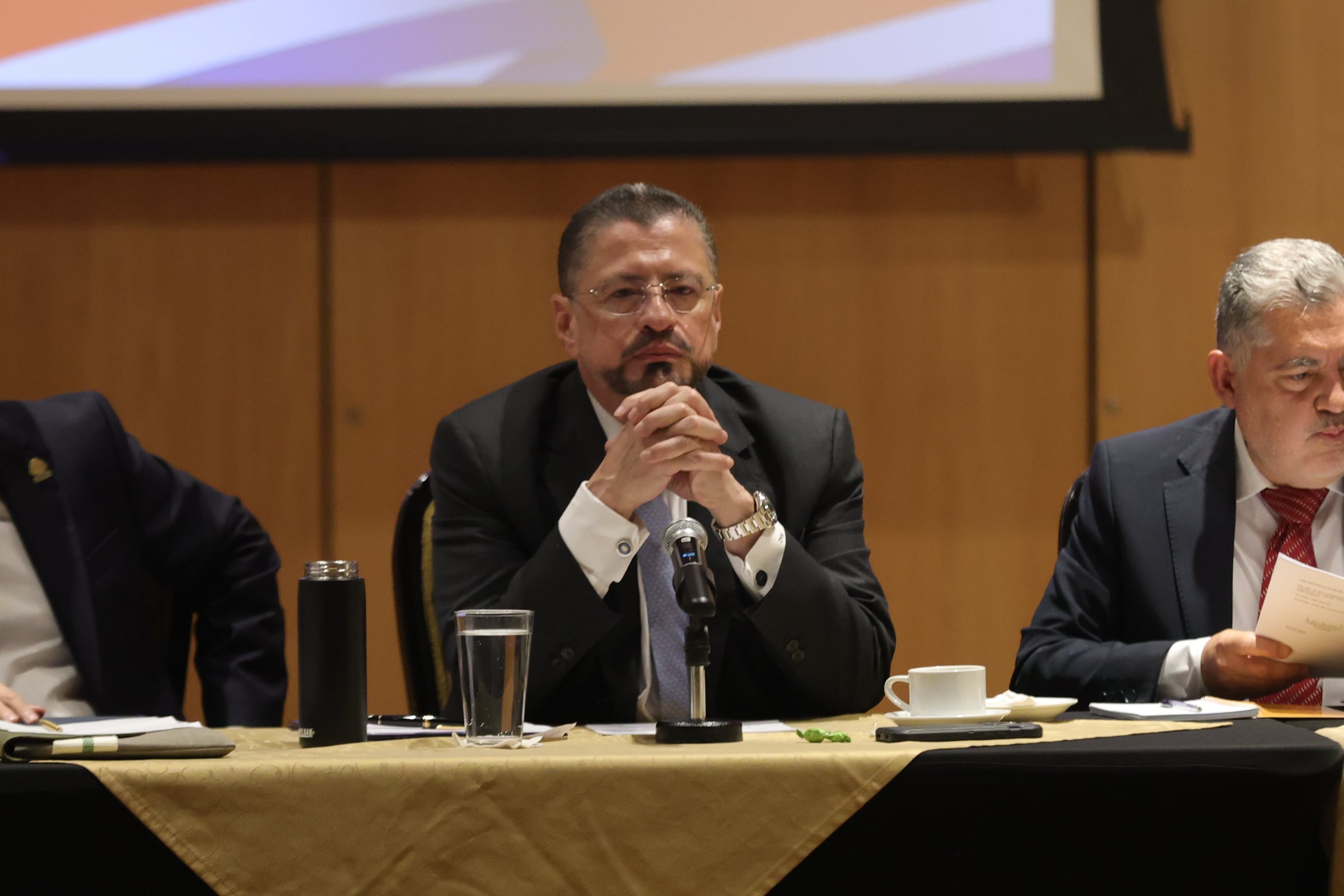 22/08/2025 El presidente de la República, Rodrigo Chaves, comparece hoy en el Salón de Expresidentes y Expresidenta de la República, ante la comisión legislativa especial encargada de determinar si procede abrirle una causa penal en su contra. y ministro de Cultura Jorge Rodríguez. Foto John Durán