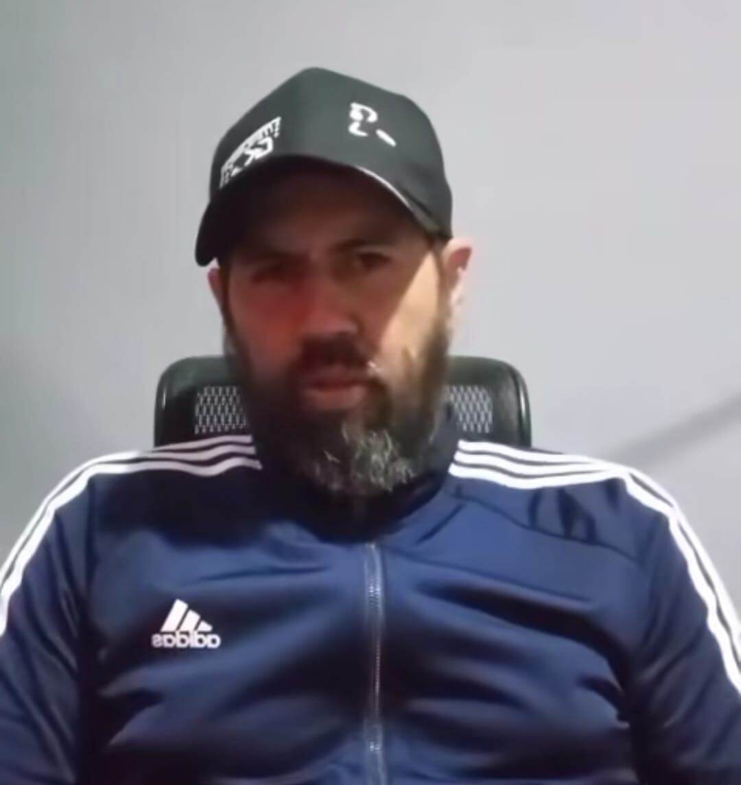 Steven Álvarez, entrenador de porteros, le ofreció ayuda al arquero de Nicaragua, Miguel Rodríguez.