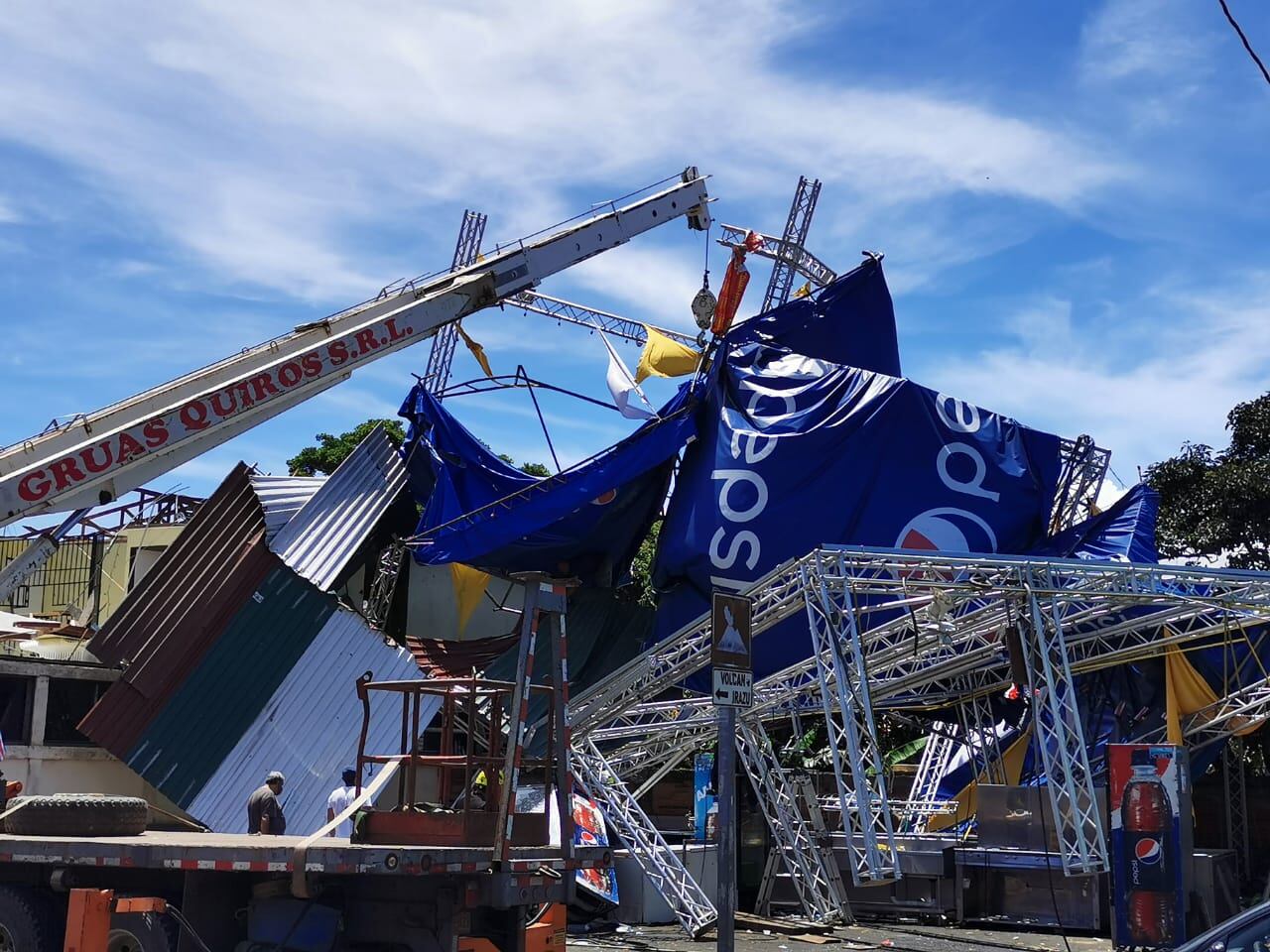 Tornado causó múltiples daños en negocios ubicados en los alrededores de la basílica de Los Ángeles. Foto Keyna Calderón.