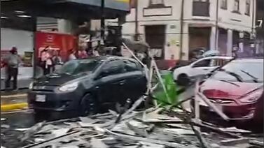 Aparente torbellino pasa por el centro de San José causando grandes daños