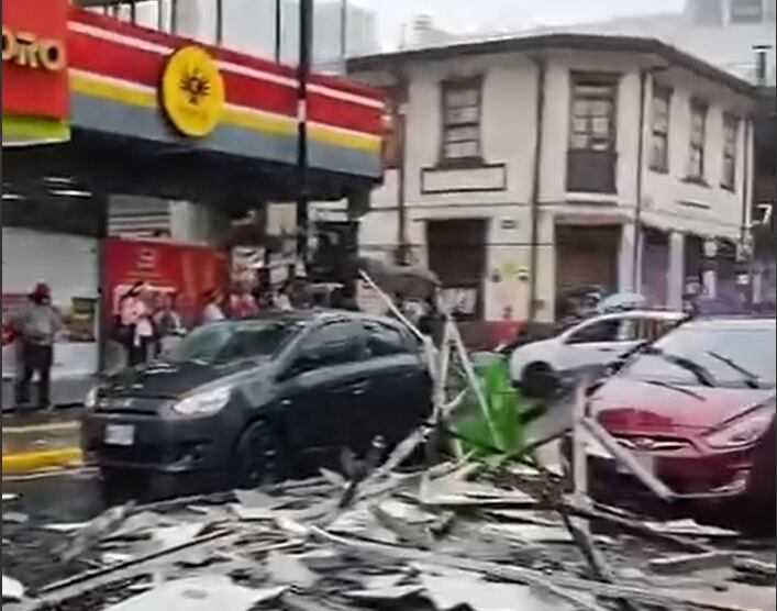 Un aparente torbellino pasó por el centro de San José y causó grande daños.