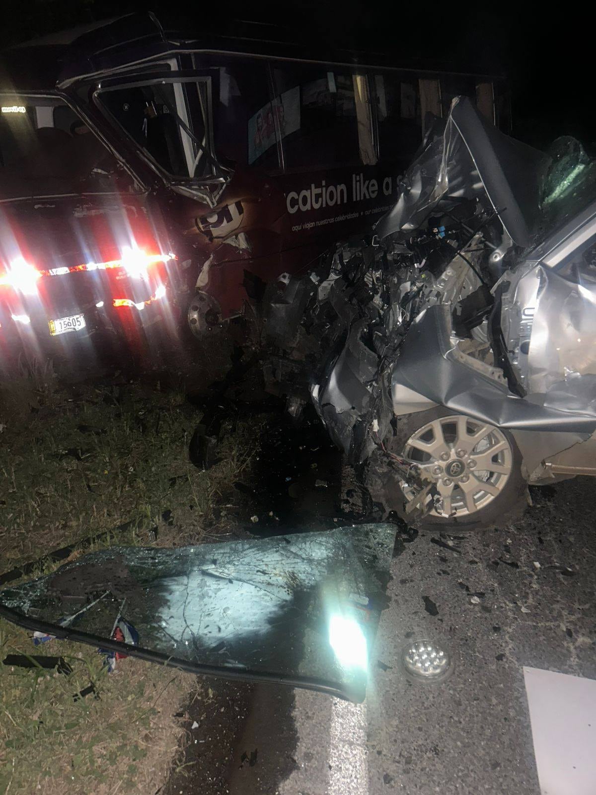 Choque entre buseta y pick up deja tres fallecidos en Guanacaste. Foto cortesía.