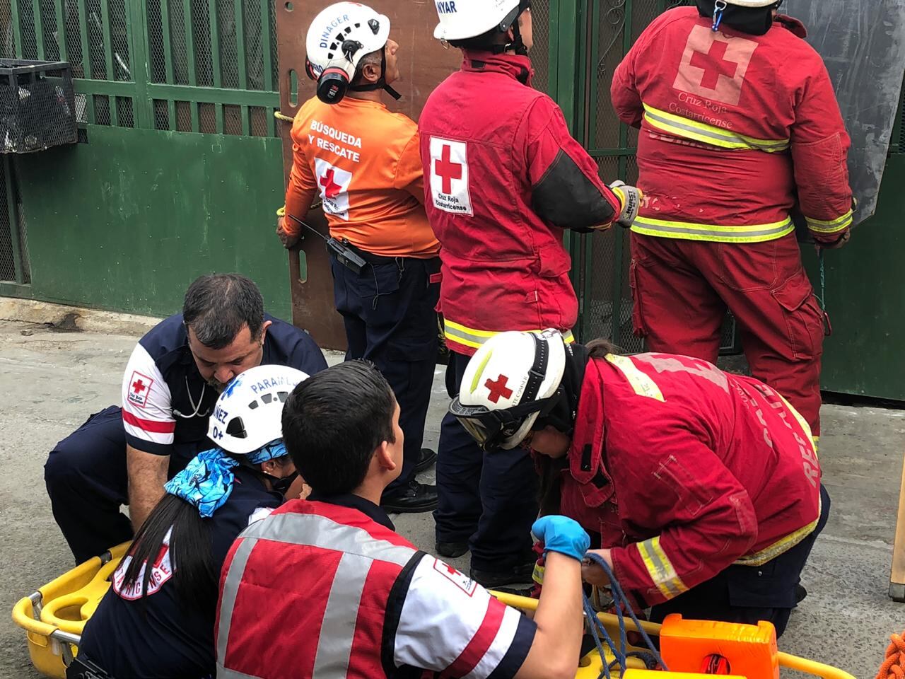 Cruzrojistas rescatan a hombre electrocutado en La Carpio. Foto cortesía Cruz Roja