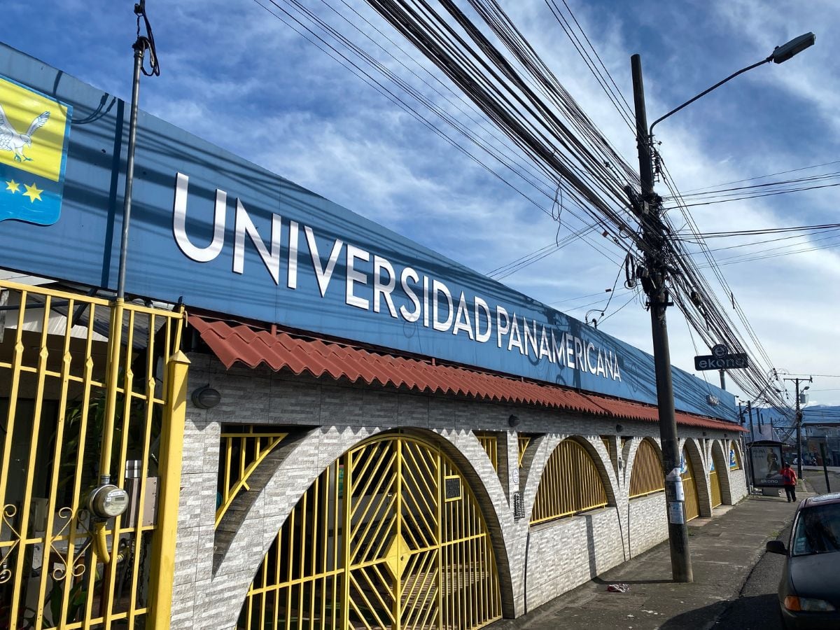 En este momento, el Colegio de Gravilias y el MEP están alquilando el edificio de la Universidad Panamericana, mientras que realizan arreglos en el edificio principal.