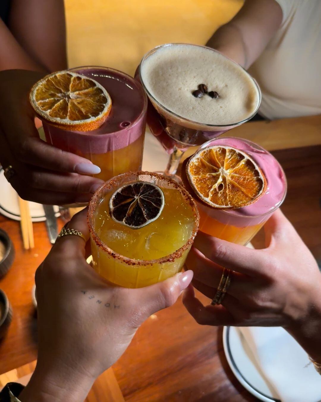 Shay Mitchell, actriz de Netflix, está en Costa Rica.