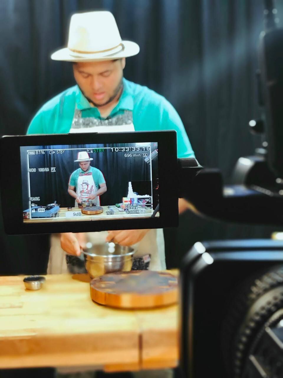 El Chef Paolo Pizarro le enseña como preparar la pierna de cerdo. (Cortesía)