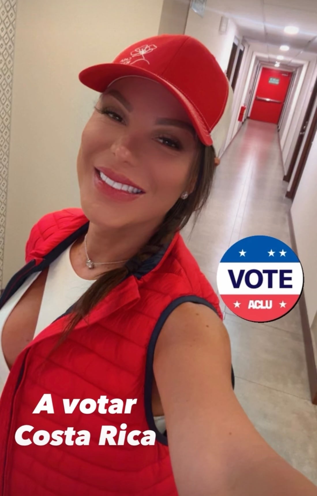 Parte de los famositicos que acudieron al llamado de salir a votar en estas Elecciones 2026.