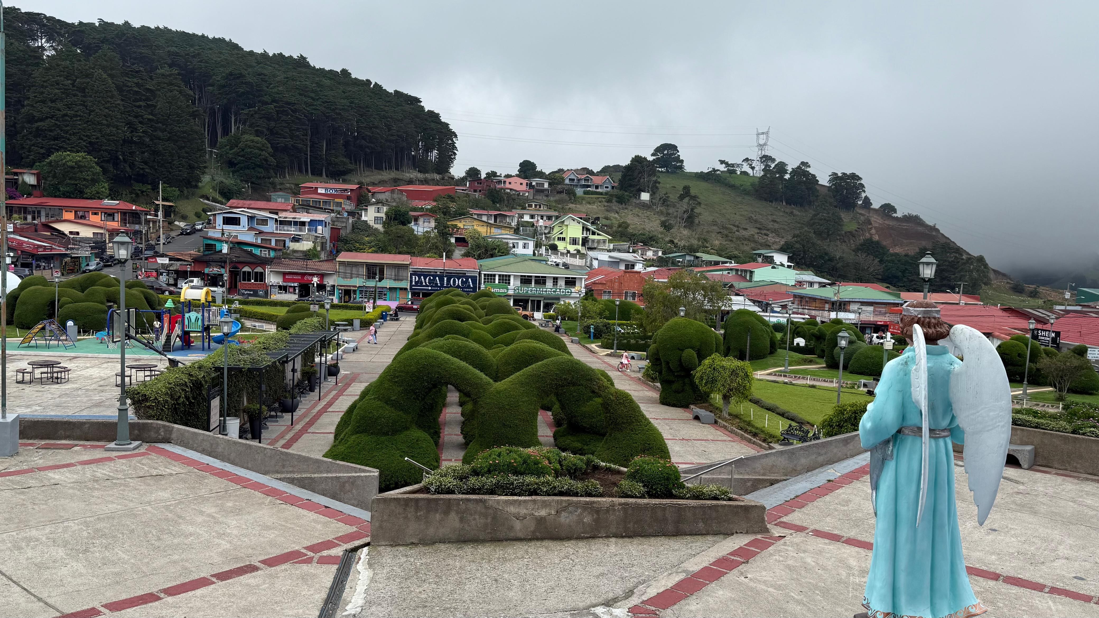 Don Víctor Acuña aprendió durante años junto a don Evangelista, creador de las famosas esculturas de ciprés y hoy cuida el legado del jardinero que hizo del parque de Zarcero un símbolo de Costa Rica