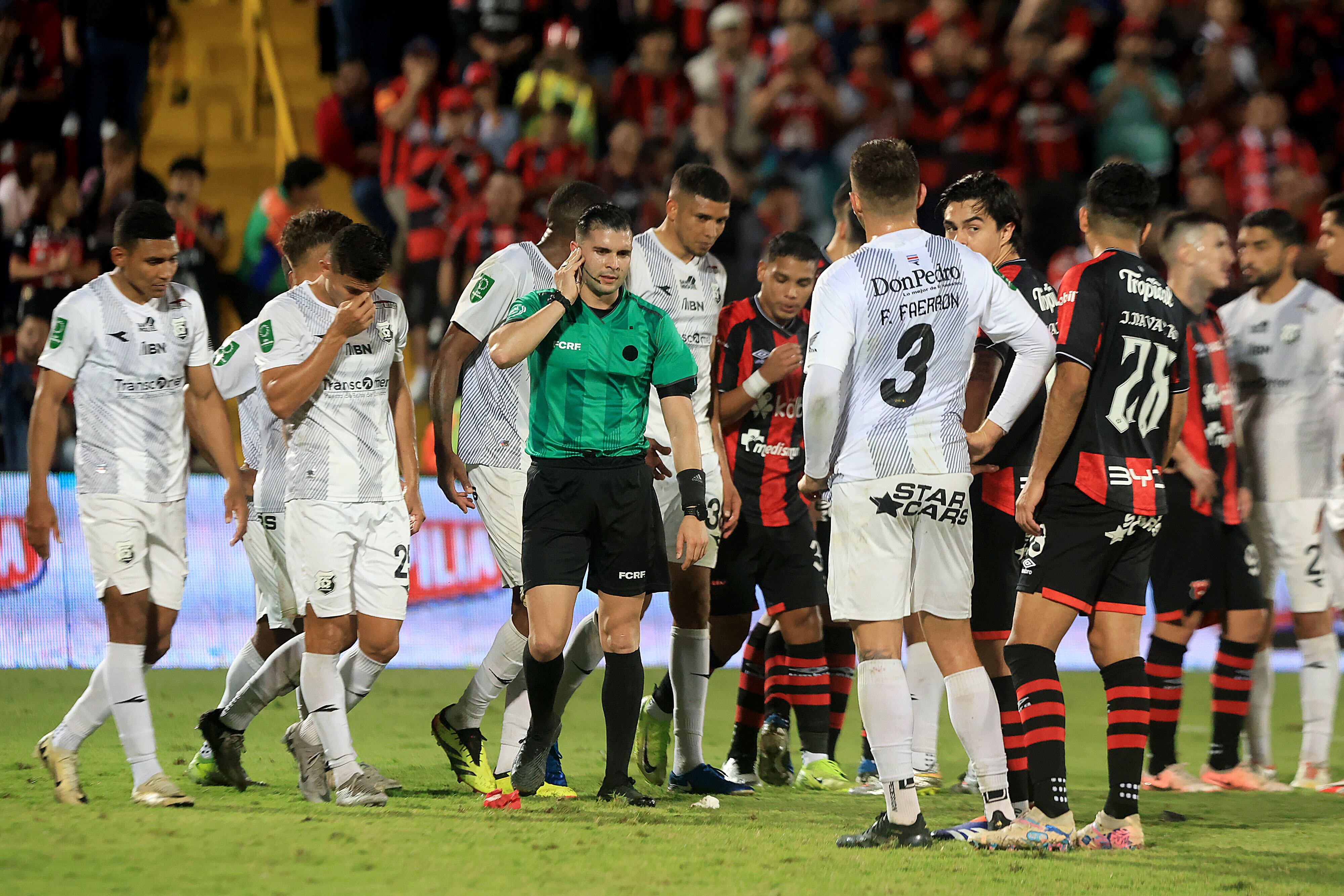 Horacio Elizondo explicó quiénes pueden estar en la sala VOR durante un partido de fútbol, luego de una situación que se presentó en el partido entre Liga Deportiva Alajuelense y Herediano.