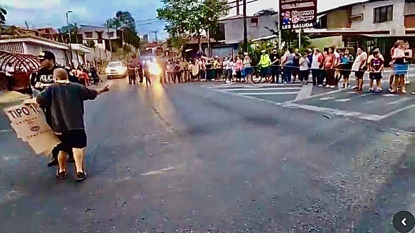 Vecinos de Villa Bonita en Alajuela se tiraron a la calle por falta de agua el pasado lunes 22 de abril del 2024