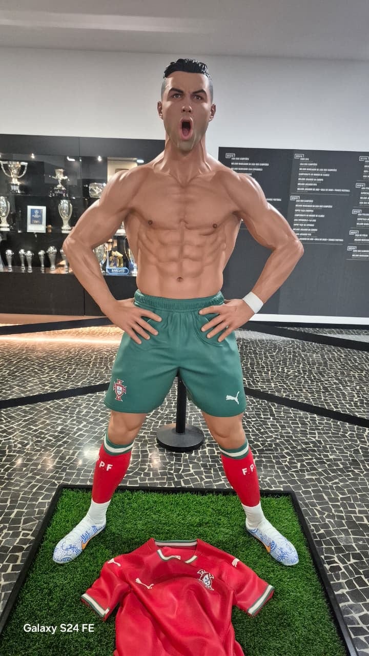 Jefrrey Jesús Rodríguez Mora nació en El Roble y lleva 10 años viviendo en Barranca, Puntarenas. Con 29 años dice que ha “trabajado en todo” para salir adelante y ahora trabaja en el crucero Disney Destiny que se inaugura el 20 de noviembre del 2025