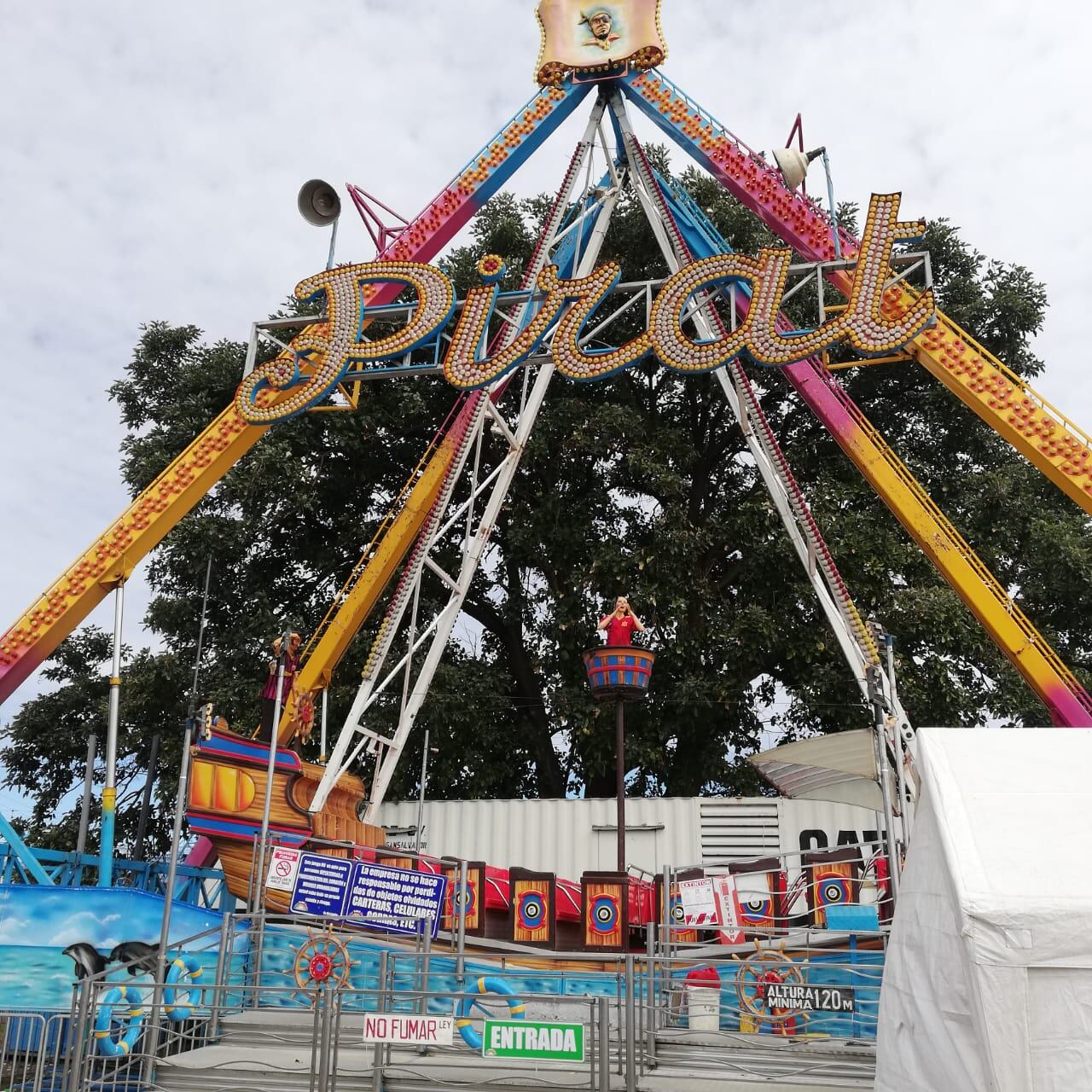 La empresa salvadoreña Play Land Park, armó 16 atracciones mecánicas frente al Registro de la Propiedad, en Curridabat, pero el ministerio de Salud y el de Seguridad Pública no les han dado los permisos, por eso no han podido abrir hasta el 29 de diciembre