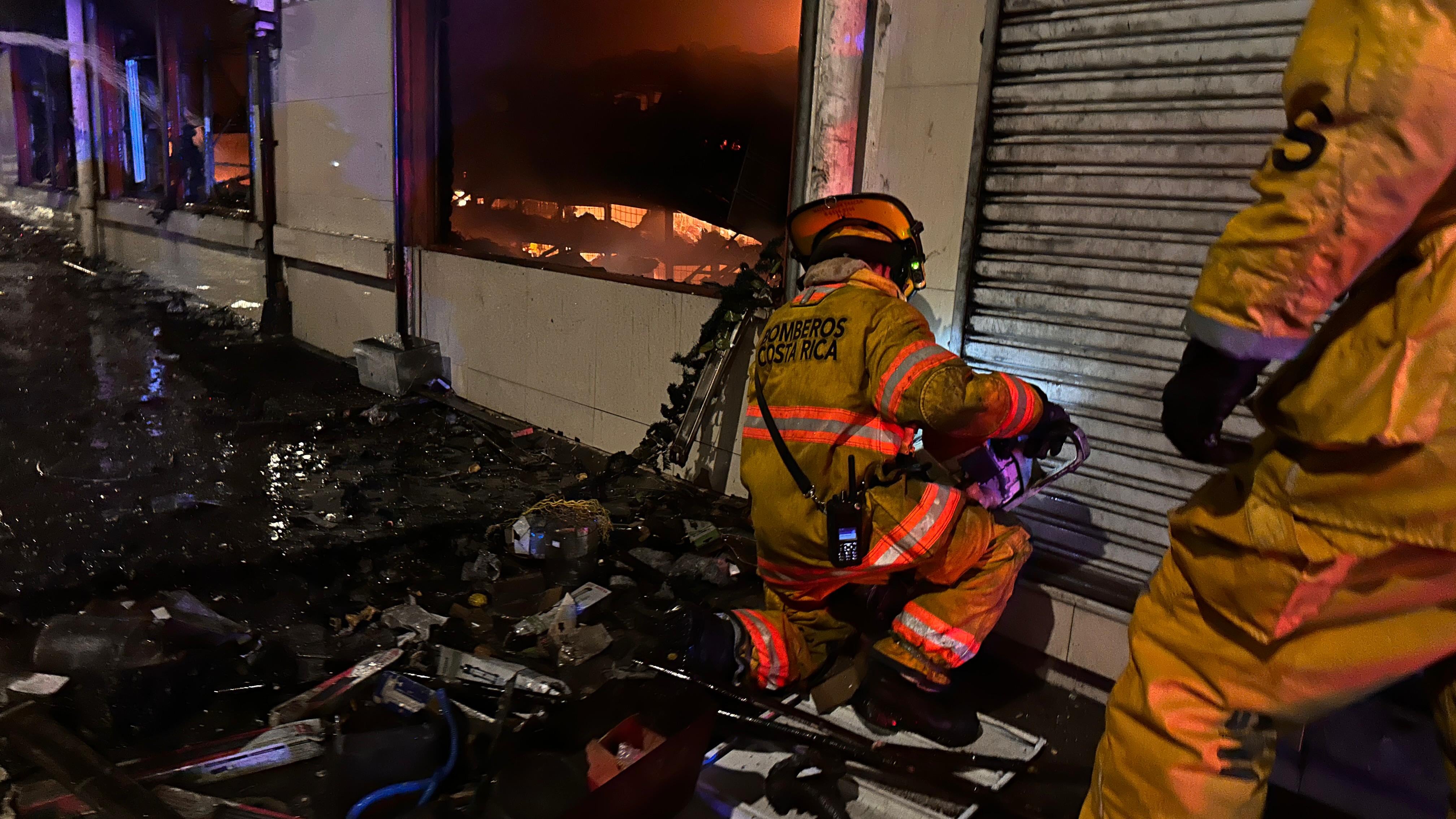 El Cuerpo de Bomberos atiende un incendio en una cuartería ubicada en San José centro.