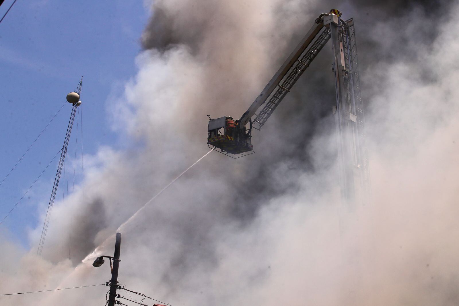 Incendio en bodegas de Tibás
