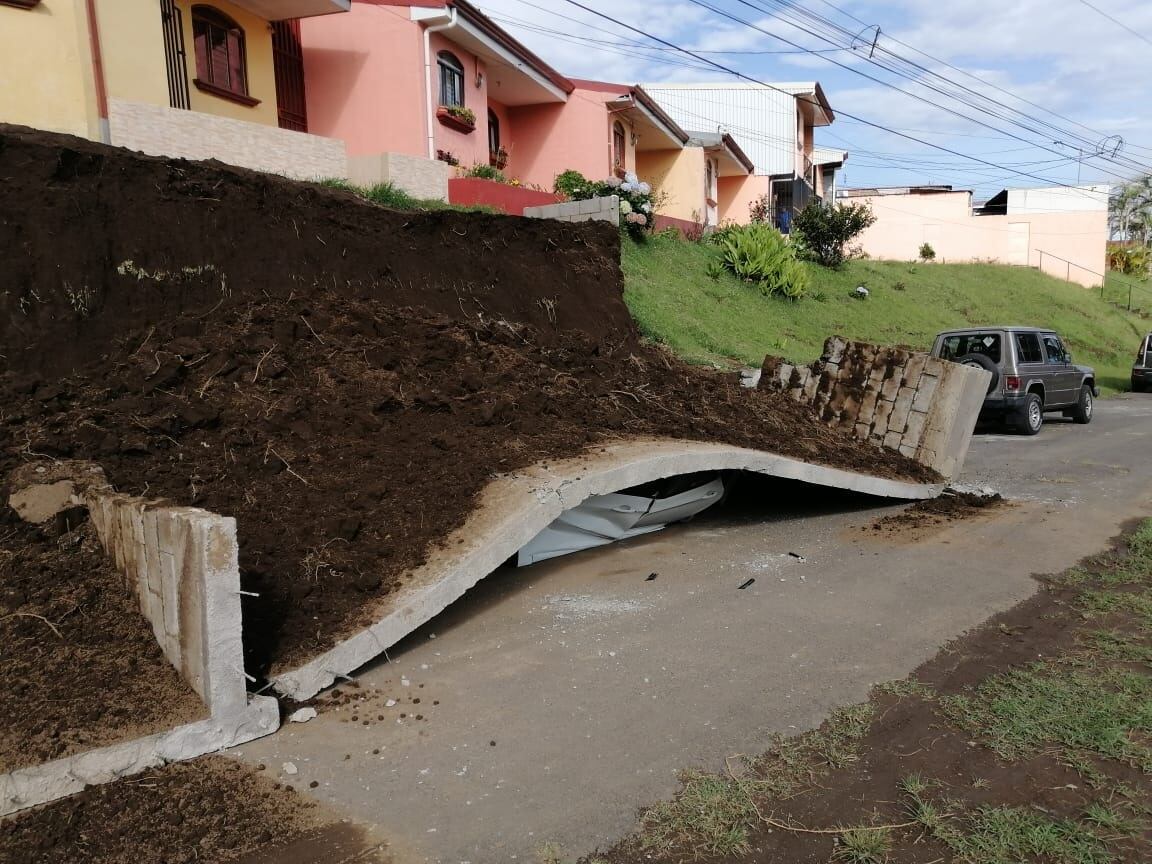 Muro aplasta carro en San Antonio de Coronado. Foto cortesía.