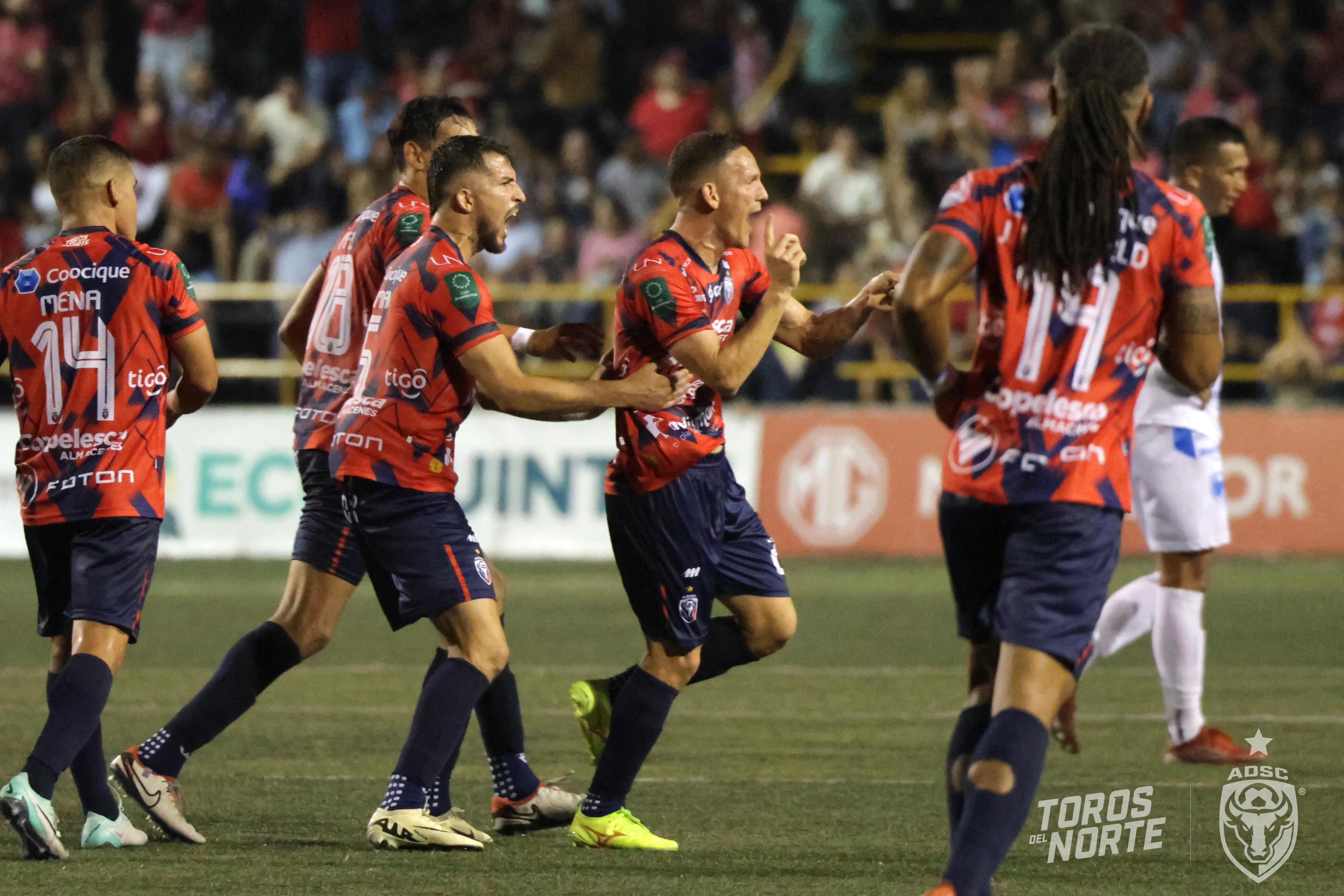 Wilmer Azofeifa hizo que la noche en Cuidad Quesada fuera mágica.