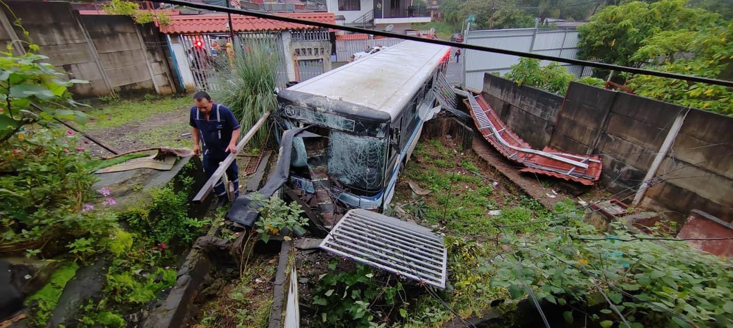 Bus chocó contra casa en Aserrí