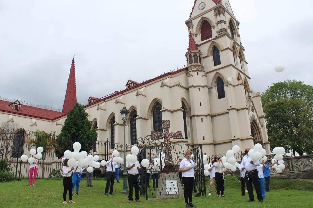 De la mano del Sindicato Nacional de Enfermería y Afines (SINAE), varios enfermeros del país, en el parque La Merced de San José, soltaron globos blancos, en memoria de los 3.877 costarricenses que perdieron la vida por el covid-19, y entre quienes, hay 23 funcionarios de salud
