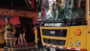 Este es el estado del motociclista que quedó prensado entre dos buses en Desamparados