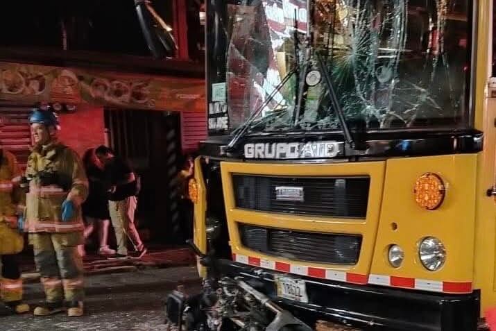 Este es el estado de motociclista que quedó prensado entre dos buses en Desamparados.