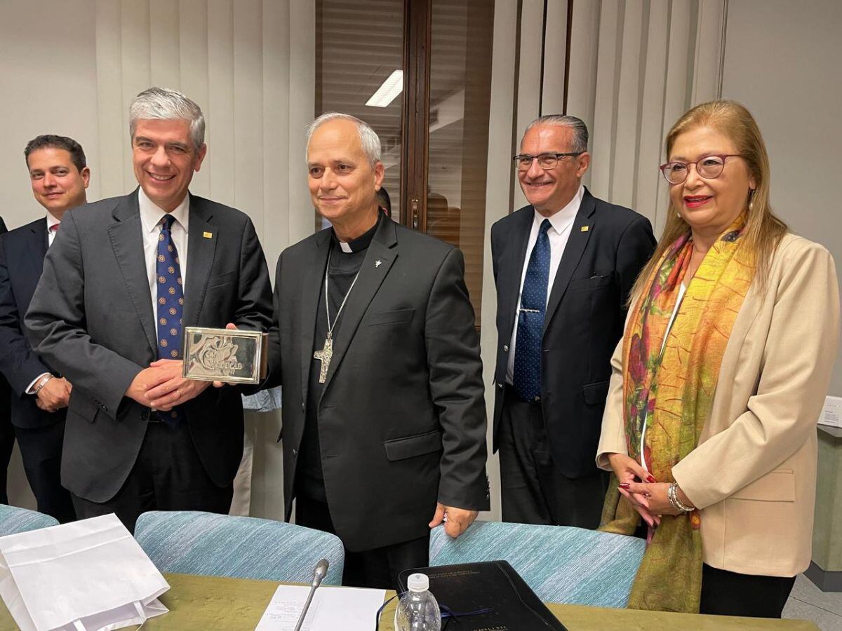 Esta foto fue durante el encuentro de ambos en el Vaticano. Don Fernando se puede ver al fondo a la izquierda.