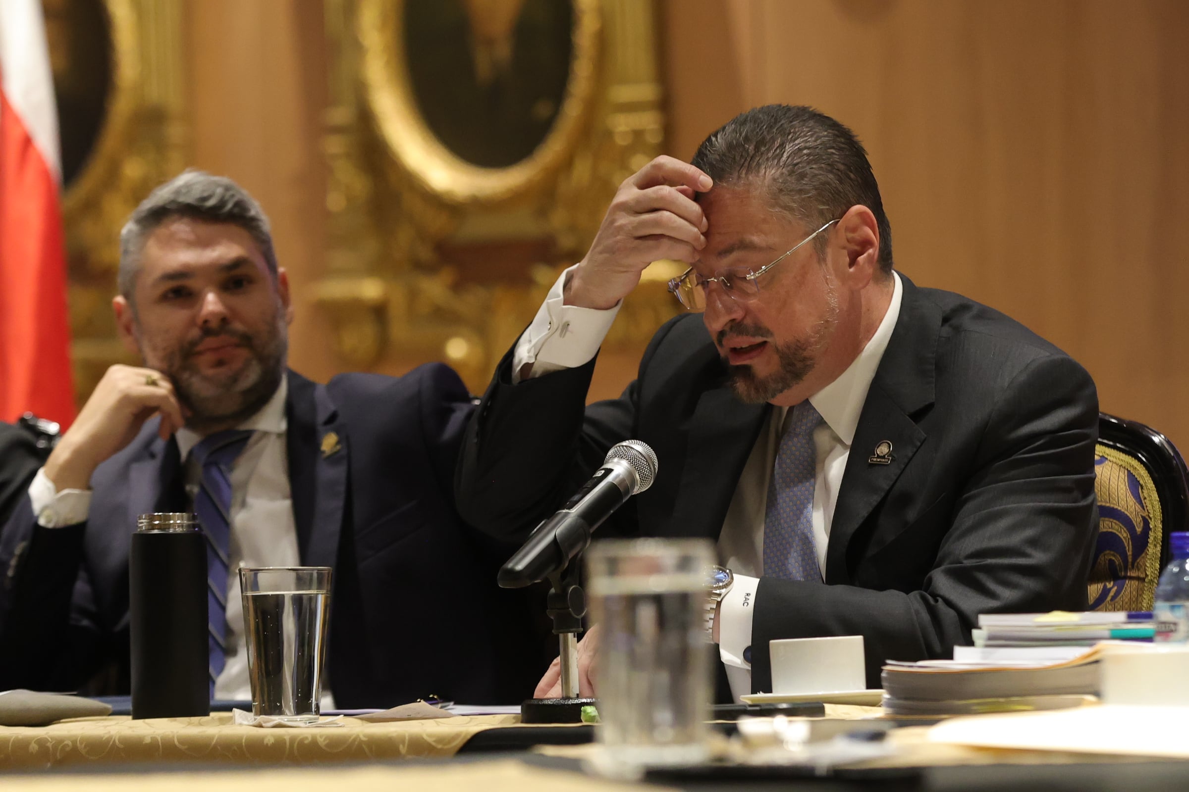 22/08/2025 El presidente de la República, Rodrigo Chaves, comparece hoy en el Salón de Expresidentes y Expresidenta de la República, ante la comisión legislativa especial encargada de determinar si procede abrirle una causa penal en su contra. y ministro de Cultura Jorge Rodríguez. Foto John Durán