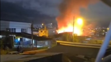 Voraz incendio amenaza con devorar dos casas y una ebanistería frente a cárcel de San Sebastián