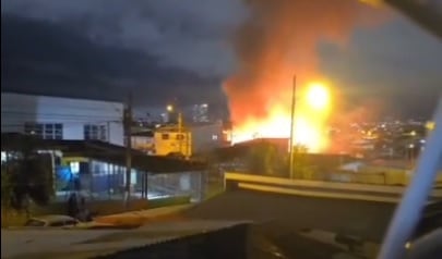 El incendio tiene lugar frente a la cárcel de San Sebastián. Foto cortesía.