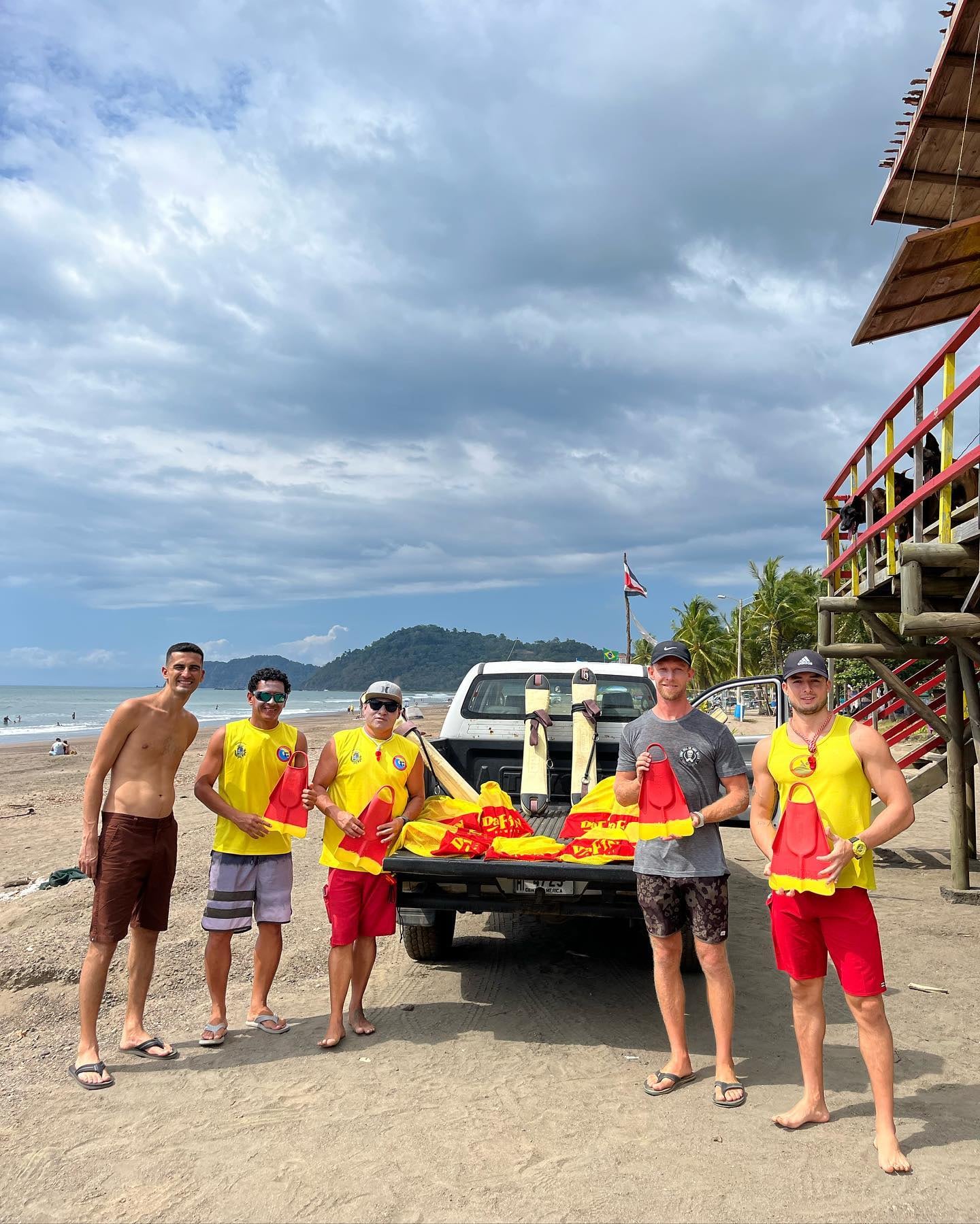 Los guardavidas de Jacó se refuerzan con cuatro mujeres: Paola Umaña, Carolina Chacon, Melissa Lopez, Adriana Fuentes; Paola es la primera mujer en Costa Rica que trabaja profesionalmente como guardavidas en el país