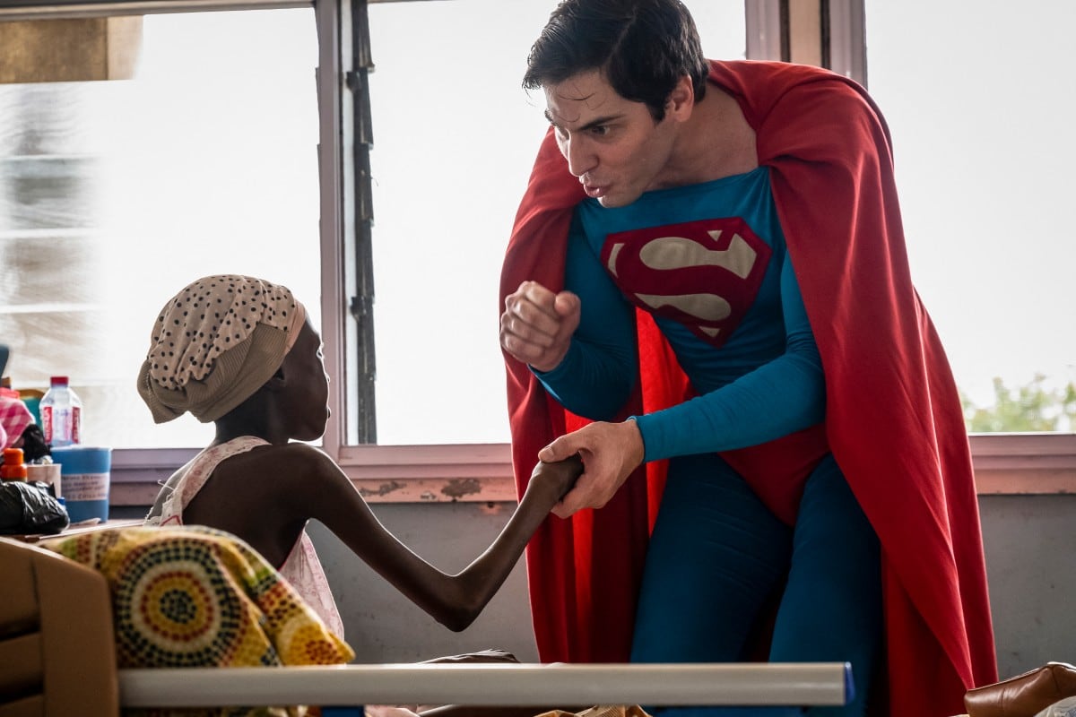 ¿Qué provocó la llegada del “Superman brasileño” en un hospital infantil de Ghana?