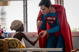 El abogado que se viste de Superman y logra lo impensable: Revivió la sonrisa de niños con cáncer